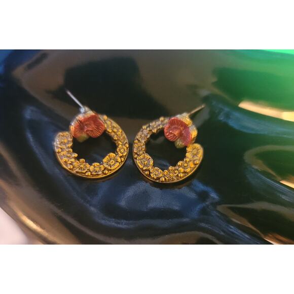 Vtg Gold tone earrings with roses - Picture 2 of 8